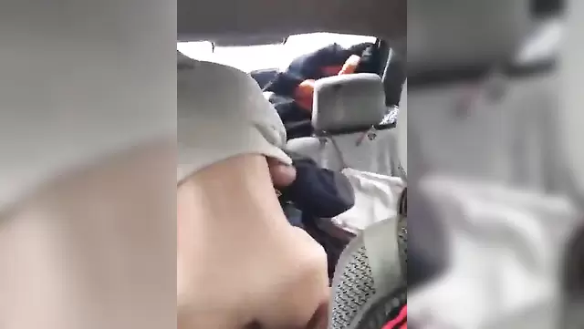 Стройную казашку трахает друг в машине